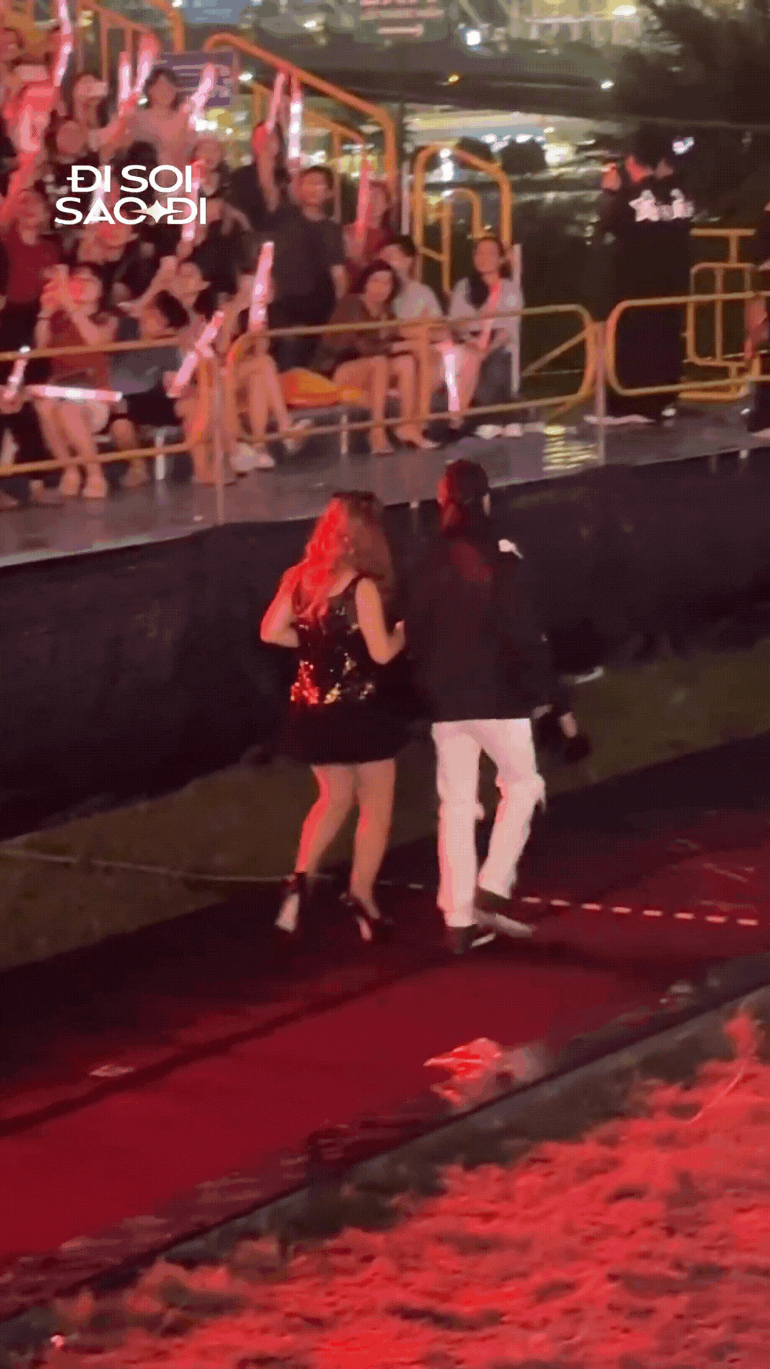 Minh Tuyết ra về giữa lúc concert vẫn đang diễn ra