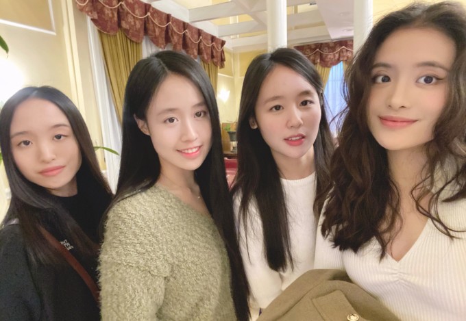 Bốn chị em Linh Trúc, Linh Cúc, Linh Mai, Linh Lan (từ trái qua phải) trong loạt ảnh gần đây nhất, vào mùa hè năm 2024. Ảnh: NVCC.