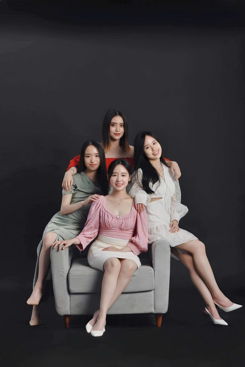 Bốn chị em tuy sinh tư nhưng sở hữu vẻ đẹp khác nhau. Trong ảnh là Linh Mai áo hồng, Linh Cúc áo trắng, Linh Trúc áo xám và Linh Lan áo đỏ. Nguồn ảnh: NVCC.