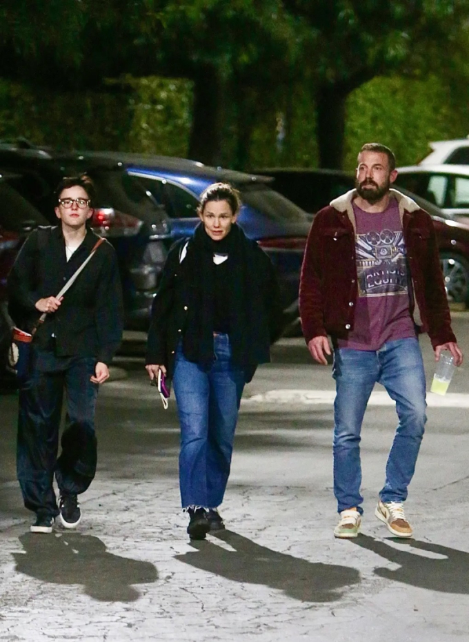 Ben Affleck cùng vợ cũ đầu tiên Jennifer Garner và con gái Seraphina đi sự kiện