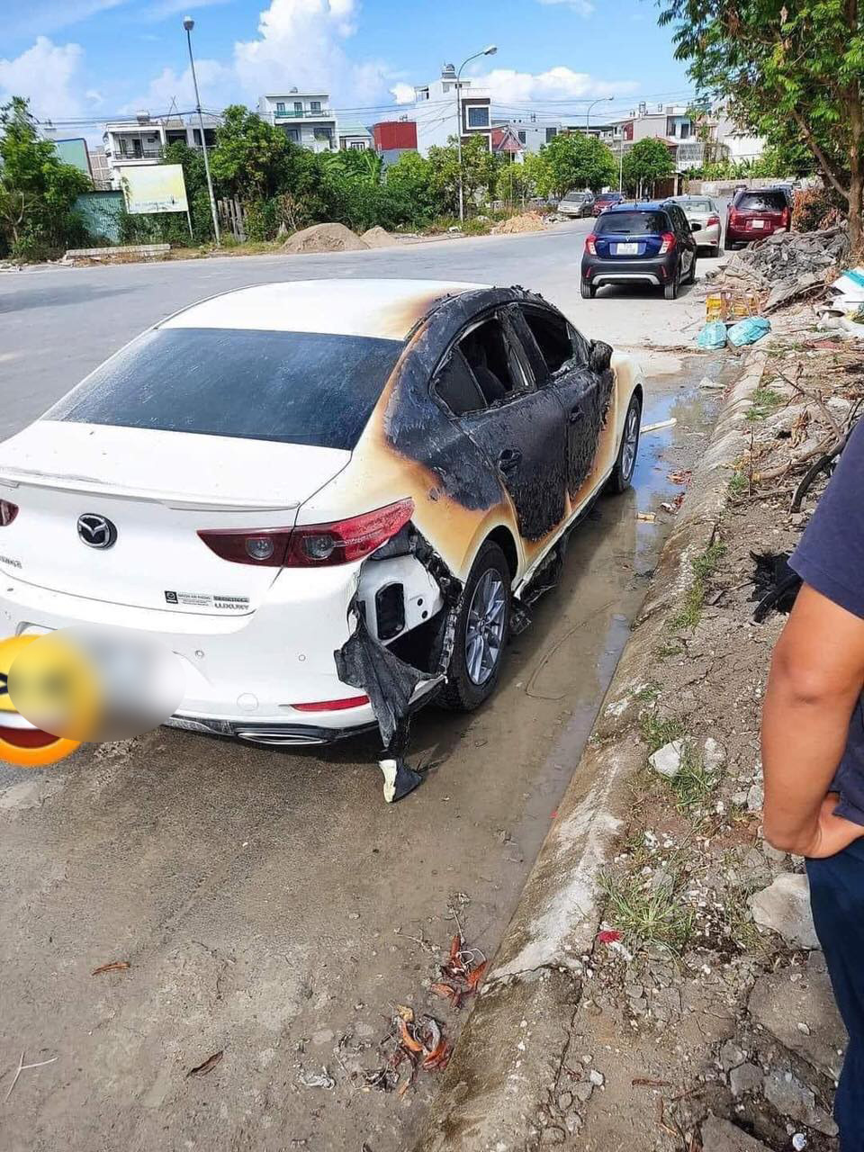 Phương tiện bị cháy hư hỏng nặng, ước tính thiệt hại 100 triệu đồng. 