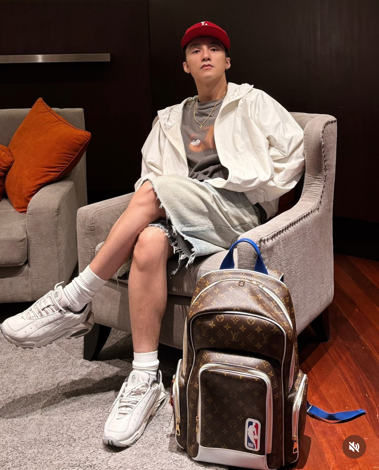 Sơn Tùng cũng từng check-in địa điểm na ná căn phòng của Hải Tú trong vlog.