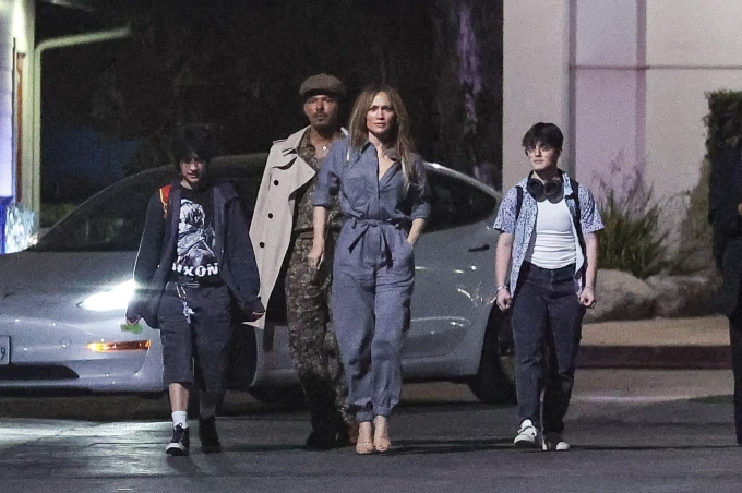 Trong khi đó, Jennifer Lopez đi cùng con gái Emme và bạn của cô bé