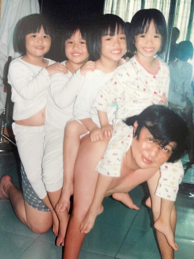 Tuy bận rộn, bố vẫn dành thời gian chăm sóc, vui chơi cùng các con. Nguồn ảnh: NVCC.