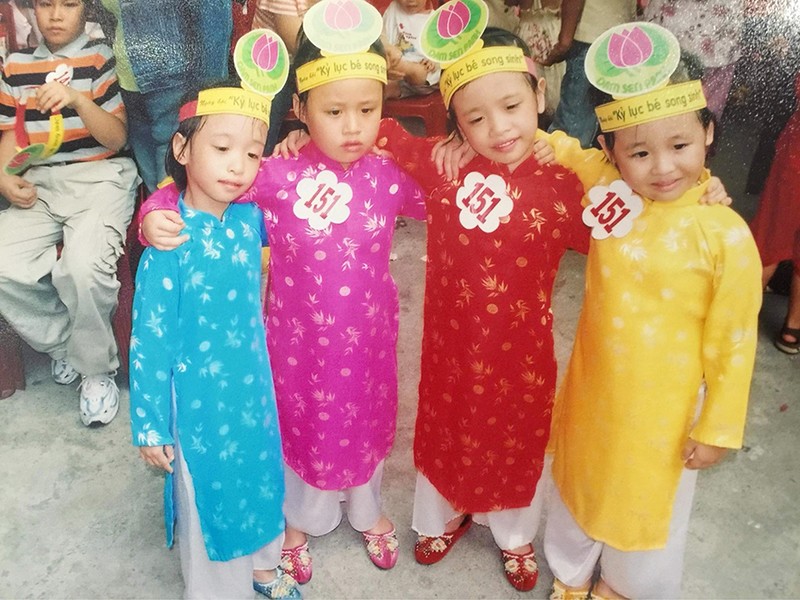 Bốn chị em sinh tư được hạng nhất trong cuộc thi các bé song sinh năm 2006. Nguồn ảnh: NVCC.