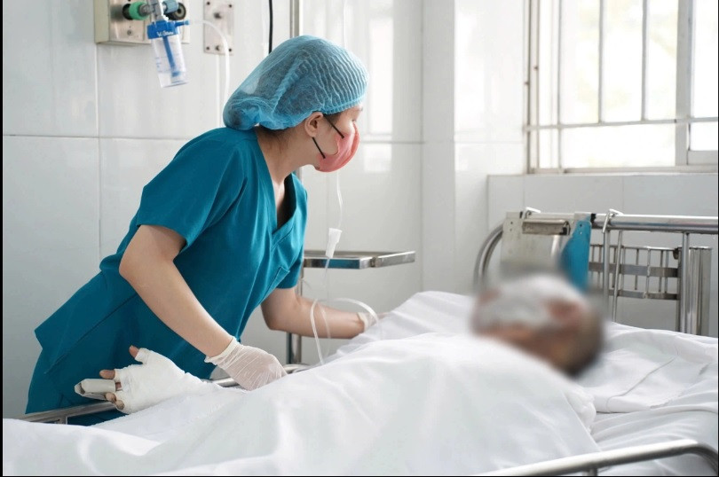 Thai phụ bị bỏng nặng đang được điều trị tích cực tại Bệnh viện Chợ Rẫy. Ảnh: BVCC