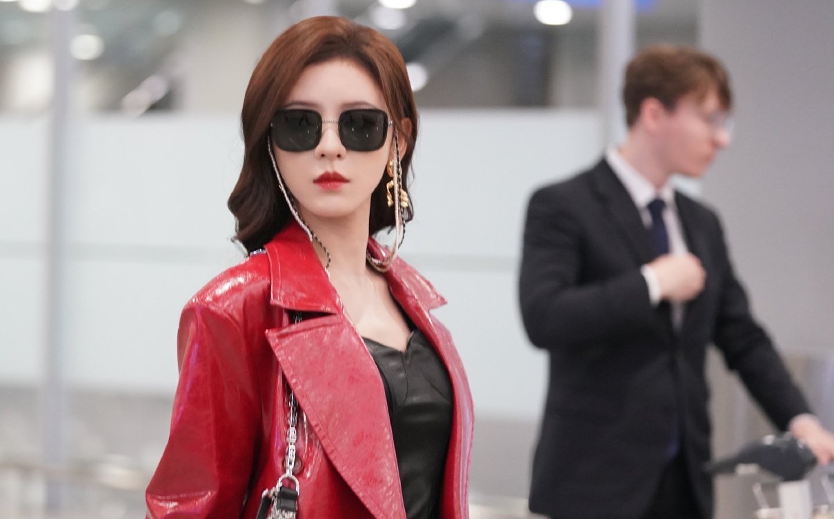 Tần Phi là một minh tinh kiêu kỳ, sang chảnh, nổi tiếng nhờ vẻ bề ngoài chứ thực chất lại hiền lành dễ thương.