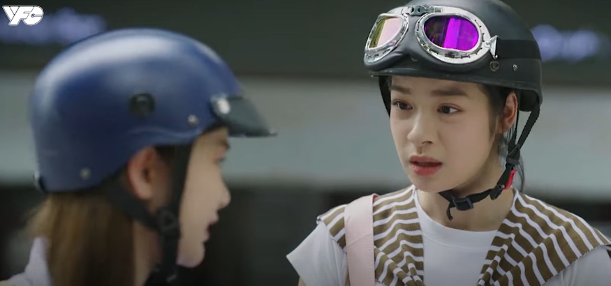 Trang và cô bạn thân trong Hoa Sữa Về Trong Gió