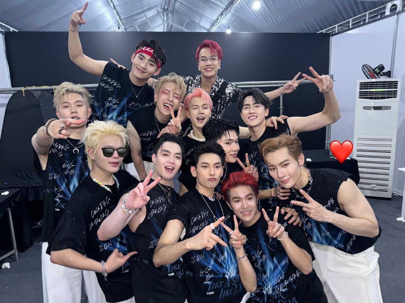 Negav dù đã xác nhận rút khỏi line-up trình diễn nhưng vẫn phủ sóng từ đầu show đến cuối show bằng nhiều cách