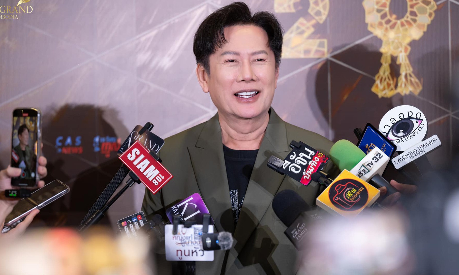 Cuộc thi của ông Nawat chìm trong ồn ào.