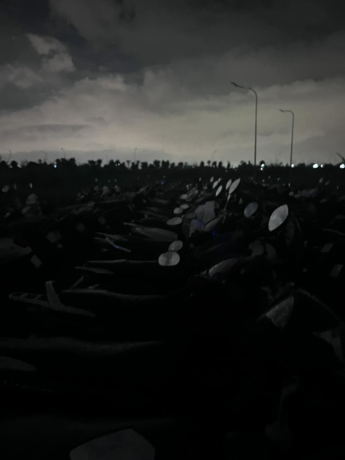 Hình ảnh bãi gửi xe concert Anh Trai Say Hi tối thui lúc 18h. (Ảnh: Nguyên Nguyên)