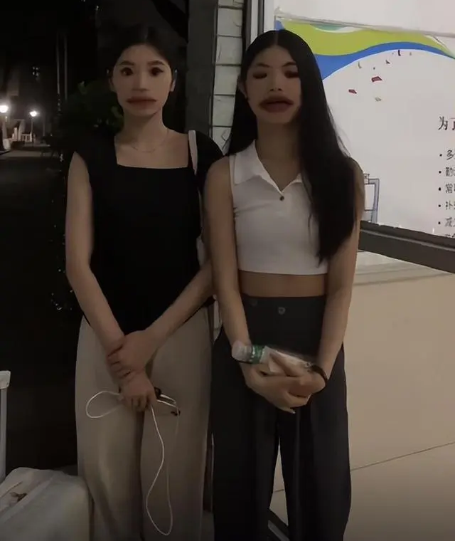 Thoạt nhìn đây chỉ là 2 nữ sinh với vẻ mặt buồn thiu 