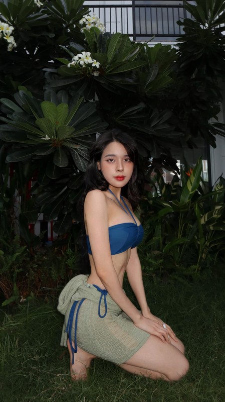 Nàng gymer thả dáng cùng áo tắm hai mảnh xanh dương trong loạt ảnh.