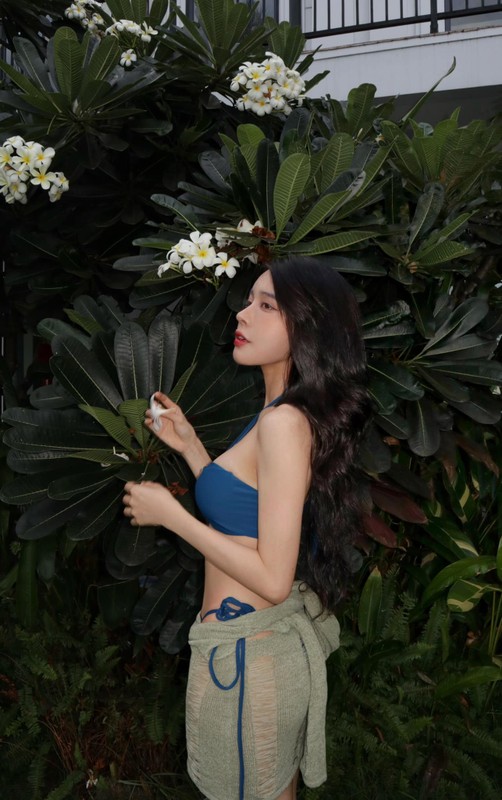 Mẫu áo tắm cổ yếm dây buộc giúp tôn được vóc dáng đồng hồ cát của bạn gái nam cầu thủ sinh năm 1996.