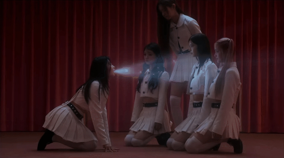 ILLIT tiếp tục xây dựng thế giới quan riêng với concept mộng mơ