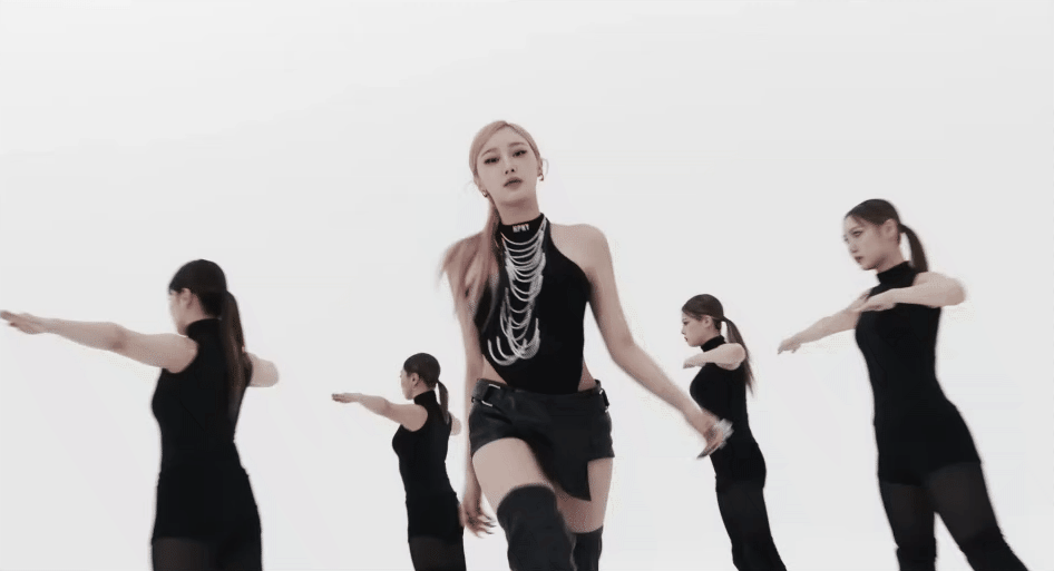 Màn catwalk thần sầu của aespa trên nền nhạc Whiplash