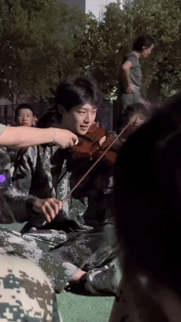 Nhan sắc và khí chất này khiến nhiều người ngồi đối diện phải ngoảnh đầu nhìn lại không ngừng