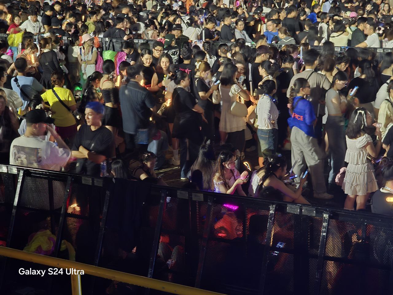 Khán giả sốt ruột, mệt mỏi vì show ngưng trệ 1 tiếng do sự cố điện