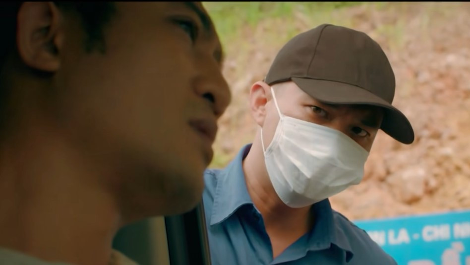 Hồng hợp tác với công an để bắt Quân 