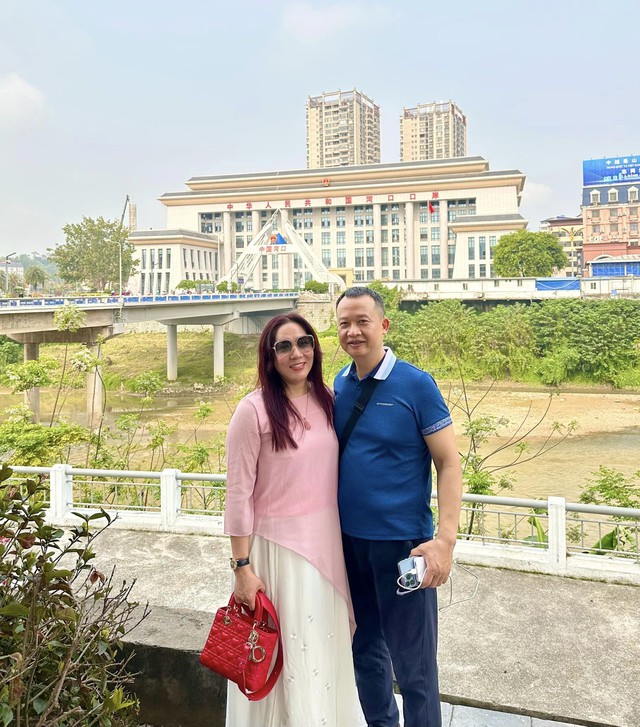 Thu Huyền khoe ảnh bên ông xã hơn mình 2 tuổi, từng là mối tình đầu thời phổ thông