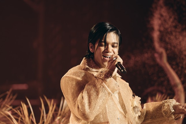 Không ít anh tài có biểu hiện theo đuổi phong cách phi giới tính trong chương trình. Ảnh: BTC