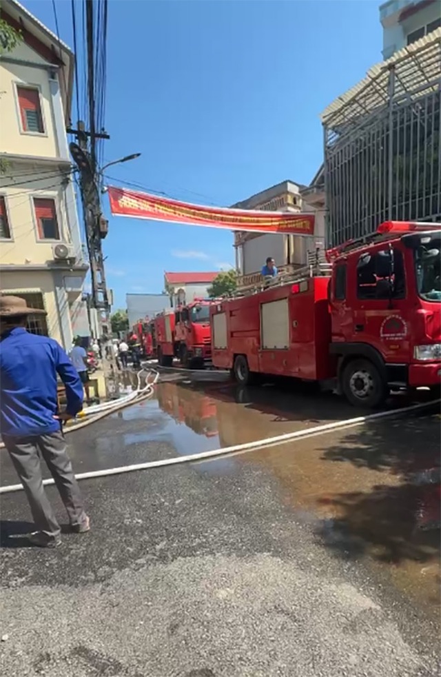 Nhiều xe cứu hoả được huy động tới hiện trường