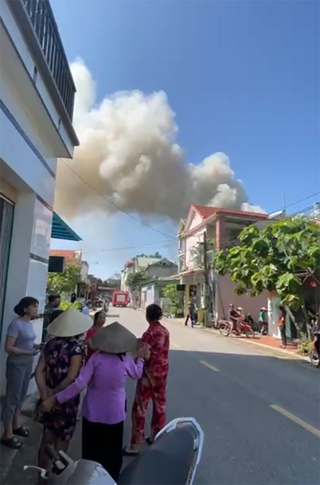 Từ bên ngoài cũng thấy khói bốc lên nghi ngút