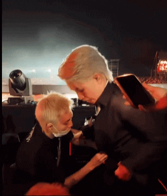 Màn “lột đồ” công khai của Đức Phúc và ekip trước khán giả