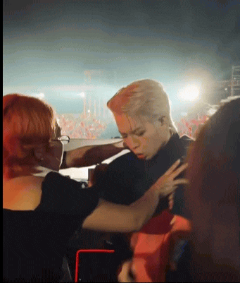 Đức Phúc cùng ekip nhanh chóng gỡ bỏ outfit đen ban đầu