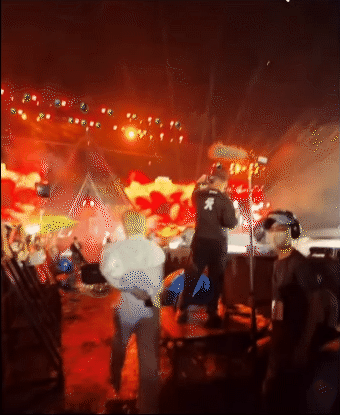 Ngay khi thay xong, Đức Phúc vội vã chạy lên sân khấu để kịp line hát