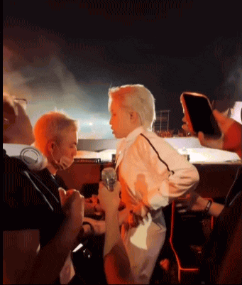 Khoảnh khắc chỉnh trang trang phục “không một động tác thừa” của ekip