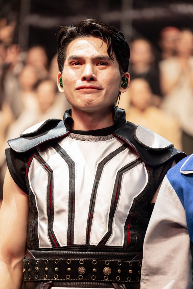 Nhiều anh tài vượt chỉ tiêu khóc khi tham gia chương trình. Ảnh: BTC