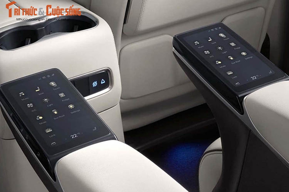 Chưa hết, trước mỗi ghế ở hàng thứ 2 còn được trang bị màn hình nằm trên lưng ghế trước. Màn hình này đi kèm camera 8MP để hành khách dùng khi họp trực tuyến hoặc giúp người lái quan sát con cái mà không cần ngoái đầu lại. Các trang bị đáng chú ý khác như: rèm che nắng chỉnh điện, kính cách âm 2 lớp ở cả 4 cửa, 3 sạc điện thoại thông minh không dây, cửa sổ trời toàn cảnh...