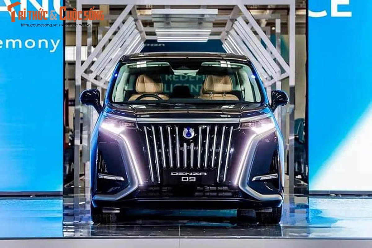 Dù có kích thước lớn nhưng Denza D9 chỉ tiêu thụ lượng xăng trung bình 6,2 lít/100 km ở phiên bản dẫn động 1 cầu và 6,7 lít/100 km ở phiên bản dẫn động 2 cầu. Mức giá xe Denza D9 2025 tại Việt Nam chưa công bố, nhưng tại thị trường Trung Quốc xe có giá bán tạm tính dao động tương đương từ 1,17 tỷ đồng. Video: Bắt gặp và hỏi giá BYD Denza D9 tại VMS 2024.