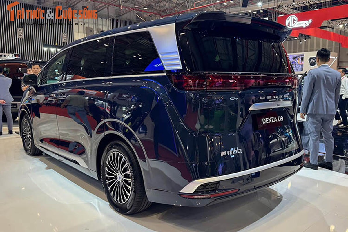 Được thành lập vào năm 2010, Denza là thương hiệu liên doanh giữa 2 hãng BYD và Mercedes-Benz, chủ yếu tập trung vào ô tô điện hạng sang. Năm 2022, Denza đã tung ra mẫu MPV cỡ lớn mang tên D9 tại thị trường Trung Quốc, khiến không ít người liên tưởng đến mẫu xe Toyota Alphard.