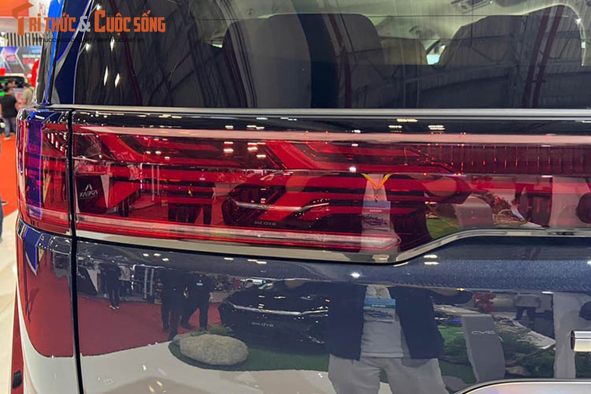 Như vậy, mẫu MPV Denza D9 của Trung Quốc này có kích thước lớn hơn nhiều so với 