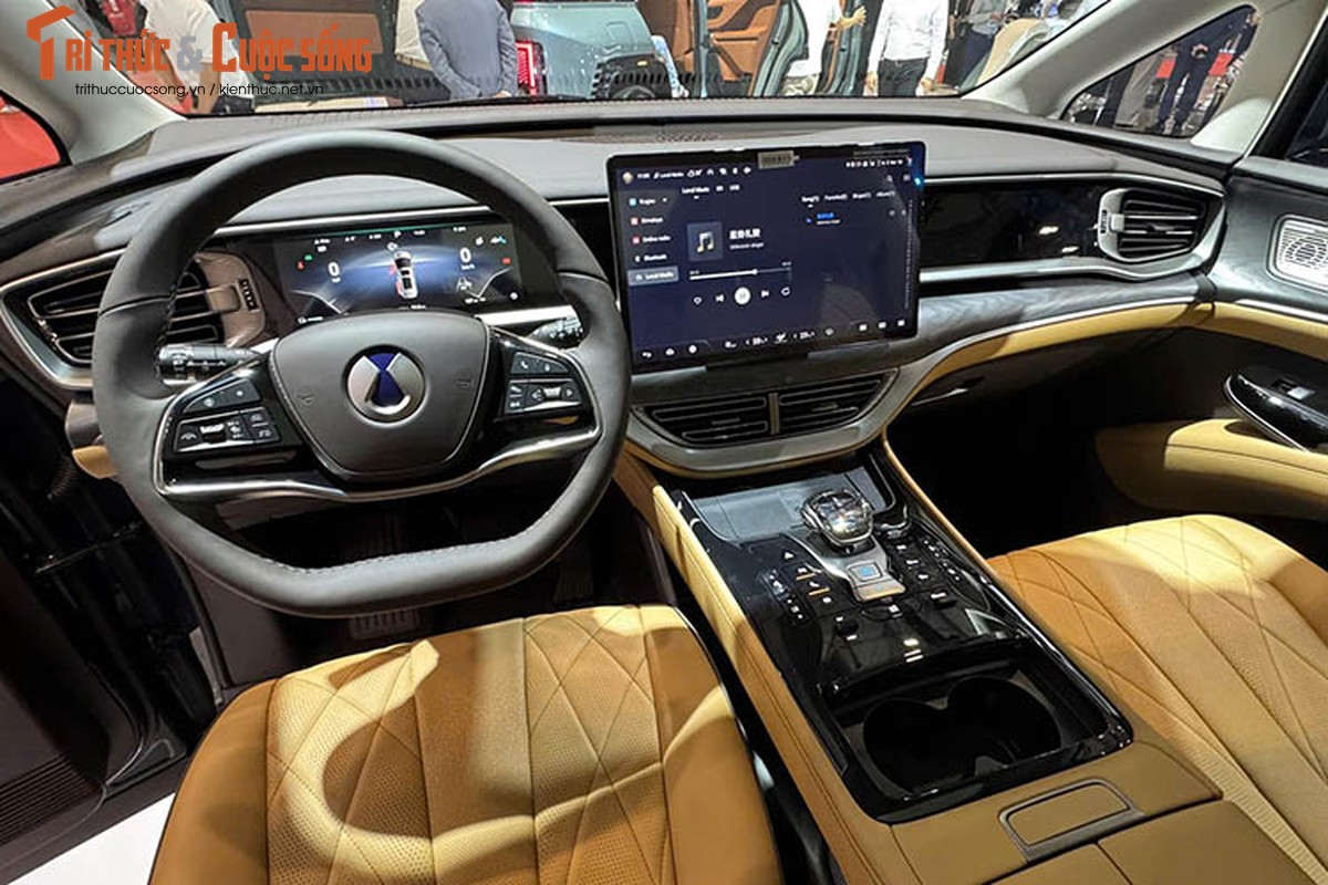 Phía sau xe, Denza D9 tạo cảm giác khá gọn gàng với cụm đèn hậu LED nằm vắt ngang trên cửa cốp, cánh gió mui cỡ lớn và nẹp mạ crôm trên cản sau. Tương tự những mẫu xe MPV cỡ lớn khác, sản phẩm của liên doanh giữa BYD và Mercedes-Benz cũng được trang bị cửa trượt chỉnh điện bên sườn.