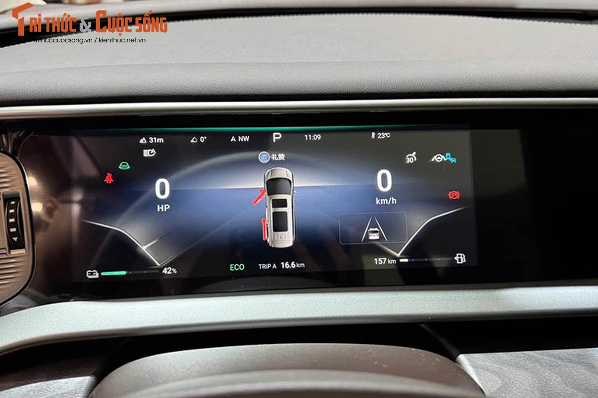 Bên trong cabin, Denza D9 có cấu hình 7 chỗ ngồi (2 + 2 + 3), xe có một số đường nét đặc trưng của xe BYD như màn hình thông tin giải trí vuông vức hoặc cần số. Màn hình điều khiển trung tâm 15,6 inch được trang bị hệ thống thông minh Denza Link. Phía sau vô-lăng vát đáy thể thao là bảng điều khiển LCD kích thước 10,25 inch.