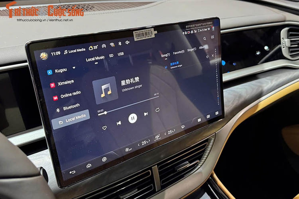 Ngoài ra, xe còn được trang bị đèn viền nội thất, hệ thống âm thanh Dynaudio, cần số pha lê... Nội thất của Denza D9 được hoàn thiện bởi những chất liệu như da Nappa, ốp gỗ và kim loại để mang đến cái nhìn sang trọng và cao cấp hơn. Di chuyển xuống hàng ghế sau, Denza D9 cung cấp cho người dùng 2 ghế thương gia chỉnh điện 10 hướng đi kèm bệ đỡ bắp chân, tính năng sưởi ấm, làm mát và massage 10 điểm.