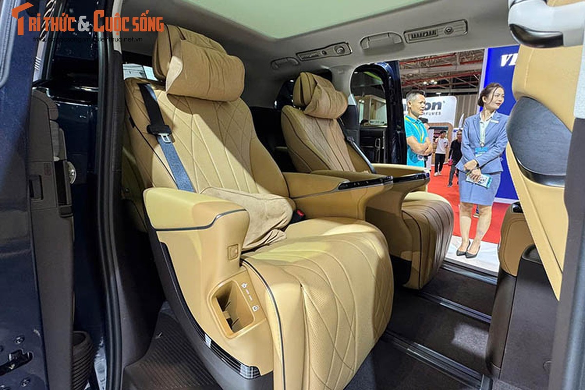 Trên bệ tì tay của mỗi ghế đều có 2 màn hình LCD nữa để hành khách chỉnh các tính năng như massage, đa phương tiện. Bên hay chỉnh điều hòa ở từng vị trí cho phù hợp với bản thân. Nằm giữa hàng ghế thứ hai còn có ngăn đựng đồ 2 tầng, tích hợp hộc đựng cốc...