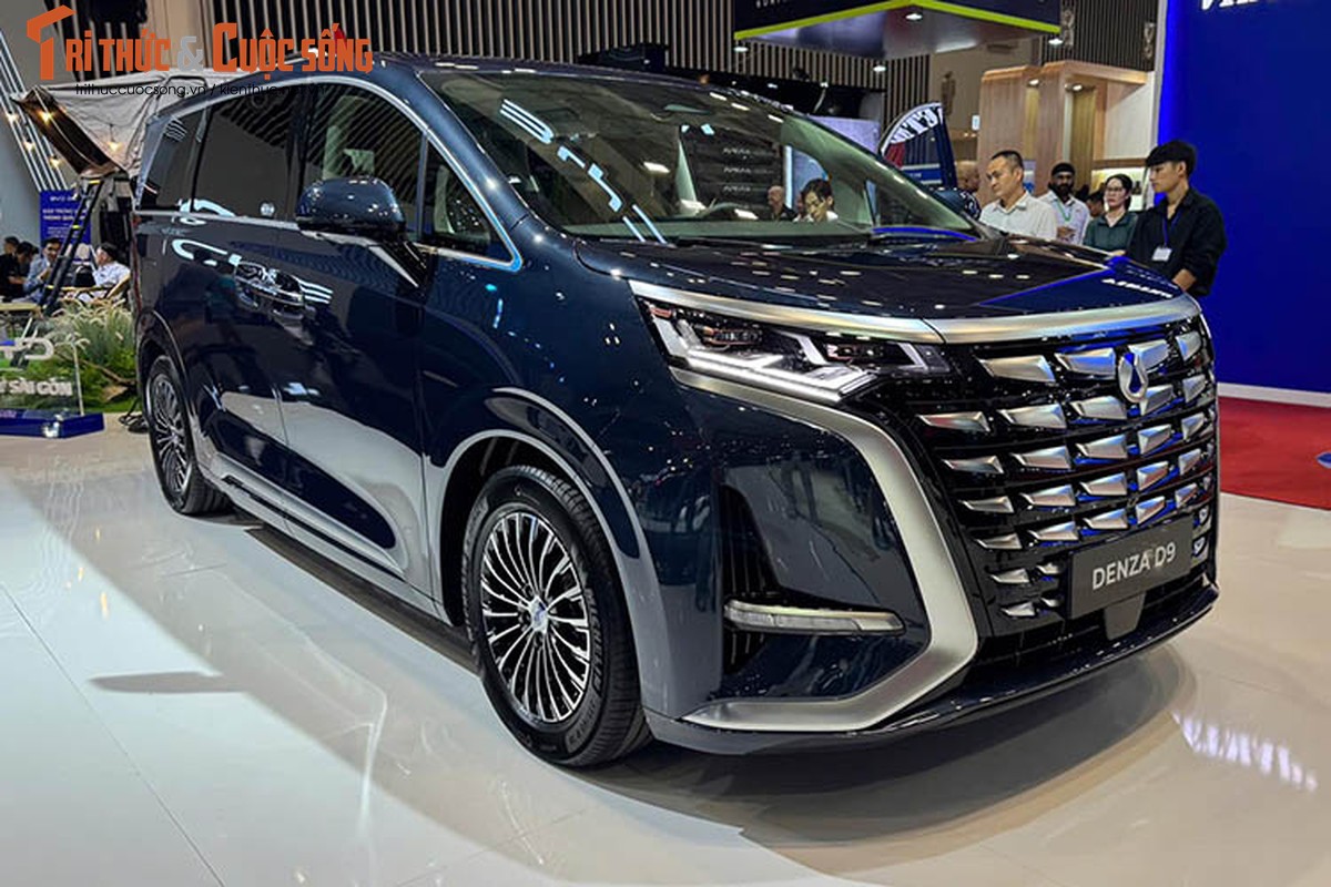 Tại triển lãm VMS 2024 với sự tham gia của các thương hiệu ôtô và xe máy cùng hơn 50 thương hiệu trong ngành công nghiệp phụ trợ đã có sự xuất hiện của khá nhiều mẫu xe nổi bật, lần đầu tiên ra mắt tại thị trường Việt Nam, trong số đó có mẫu xe MPV Denza D9 mới của BYD.