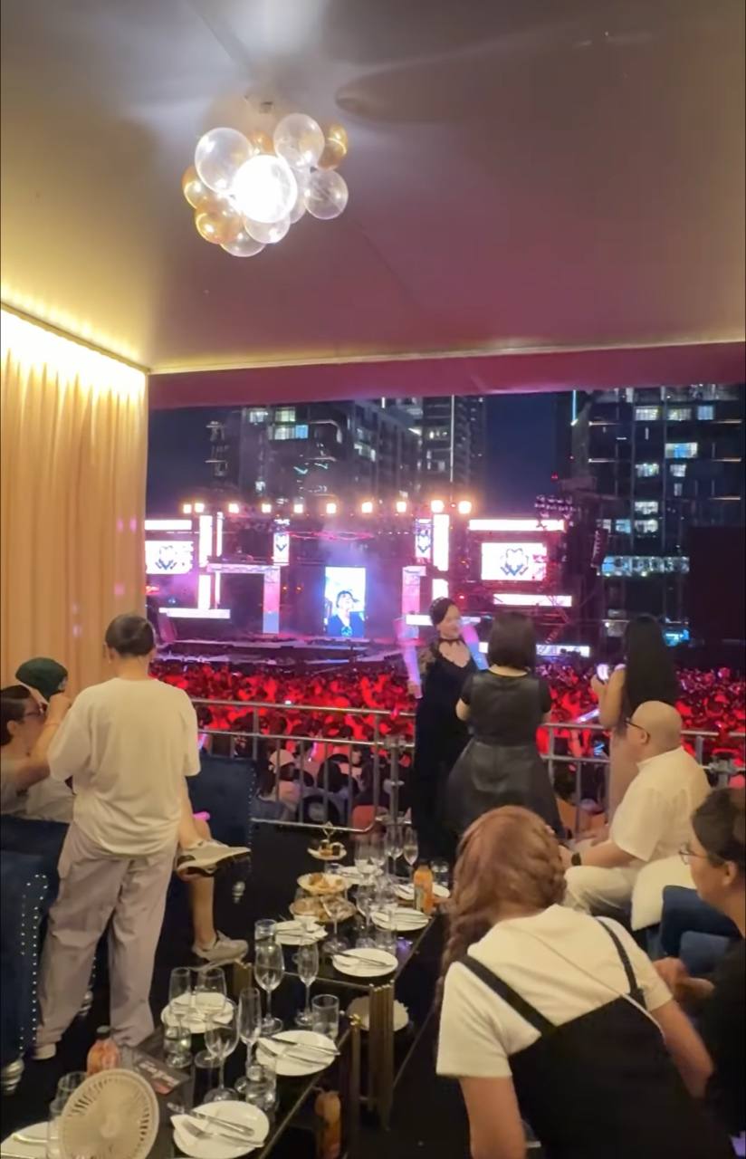 Những hình ảnh về khu vực XVIP tại concert không chỉ gây sốc bởi mức giá “khủng” mà còn bởi cách bố trí và phục vụ.