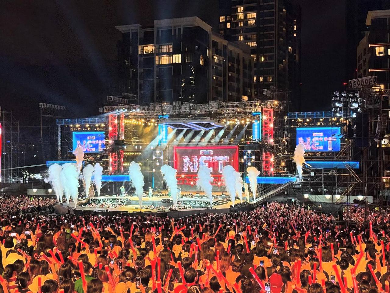 Mặc dù vậy, nhìn tổng thể từ xa, màn hình LED khổng lồ và không gian toàn cảnh lại là điểm cộng lớn.