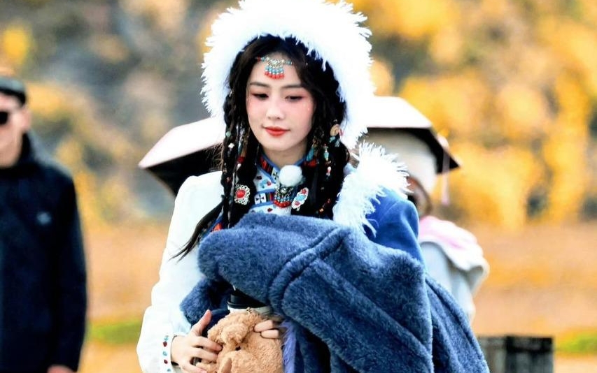 Tạo hình mỹ nhân du mục đẹp ngẩn ngơ của Bạch Lộc khi ghi hình cho chương trình 