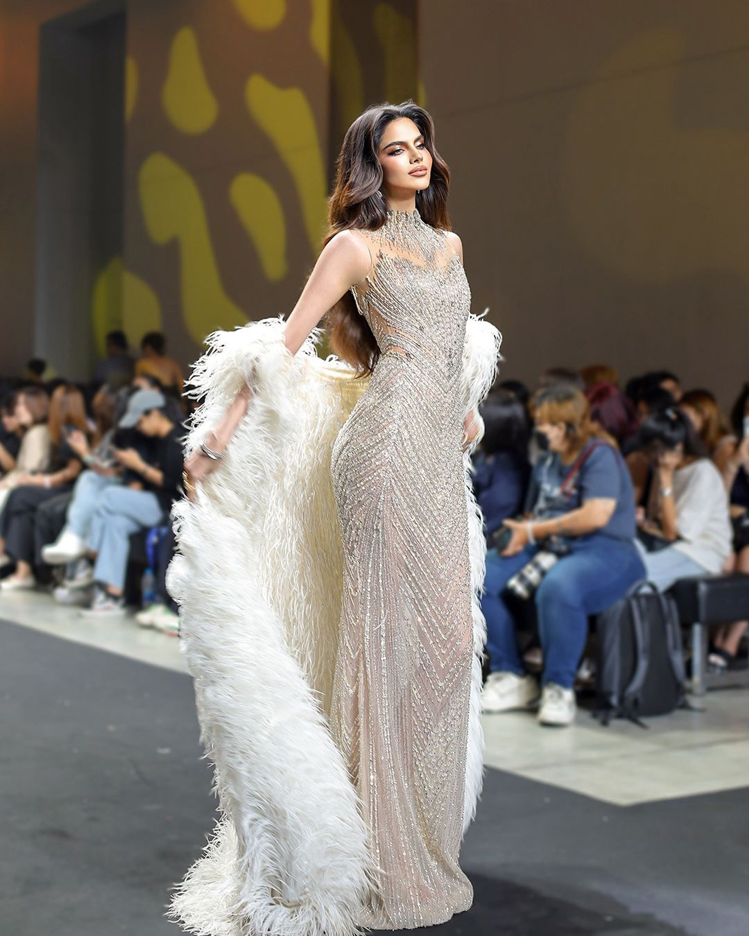 Hoa hậu Ấn Độ - Rachel Gupta, 20 tuổi, cao 1,78m, là doanh nhân, người mẫu, diễn viên và CEO của một học viện làm đẹp. Cô nổi bật với vẻ đẹp sắc sảo, phong thái tự tin, luôn xuất hiện chỉn chu và chuyên nghiệp suốt quá trình thi đấu, được nhiều chuyên trang sắc đẹp dự đoán đăng quang.