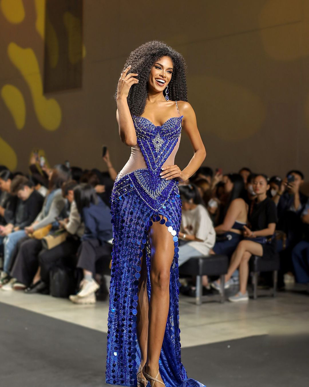 Hoa hậu Peru - Arlette Rujel nhận nhiều kỳ vọng từ người hâm mộ quê nhà trong việc mang về chiếc vương miện thứ 3 sau thành công của Luciana Fuster. Cao 1,81m với vẻ đẹp cá tính, Arlette thu hút không chỉ bởi ngoại hình mà còn bởi kỹ năng trình diễn xuất sắc. Cô hiện là người mẫu, giáo viên lễ nghi và cố vấn hình ảnh. Năm 2022, Arlette giành chiến thắng tại cuộc thi Reina Hispanoamericana.