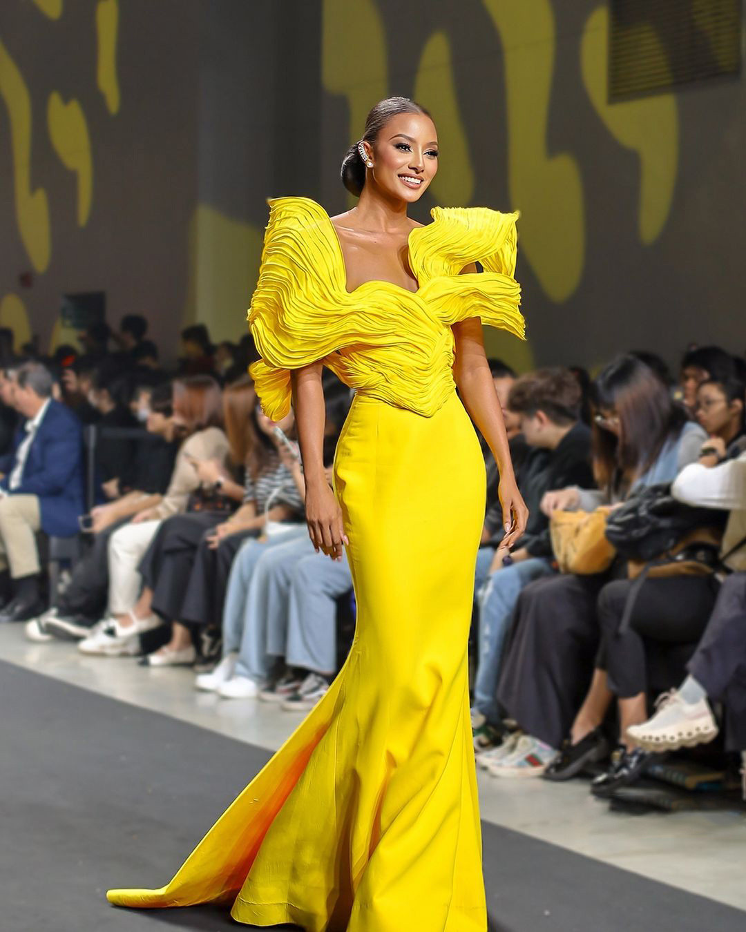 Akisha Albert, 29 tuổi, cao 1,75m, đến từ Curacao, nổi bật với vẻ đẹp cá tính, đậm chất Latinh. Cô là doanh nhân, người mẫu, người dẫn chương trình nổi tiếng. Akisha từng lọt top 10 Miss Universe 2018 và tham gia Miss Earth 2014 và Reina Hispanoamericana 2017 (Nữ hoàng châu Mỹ gốc Tây Ban Nha).