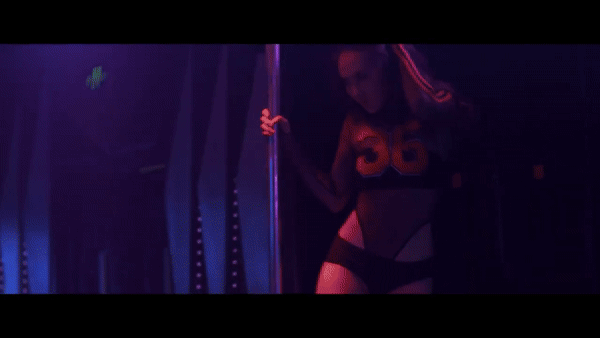 Cùng hàng loạt cảnh nóng gây sốc