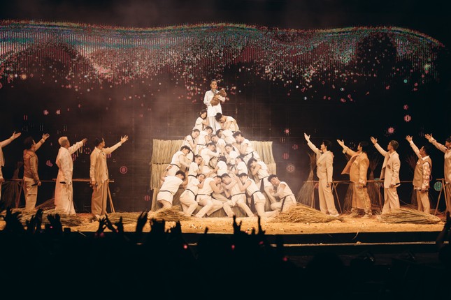 S.T Sơn Thạch đảm nhiệm dựng sân khấu.