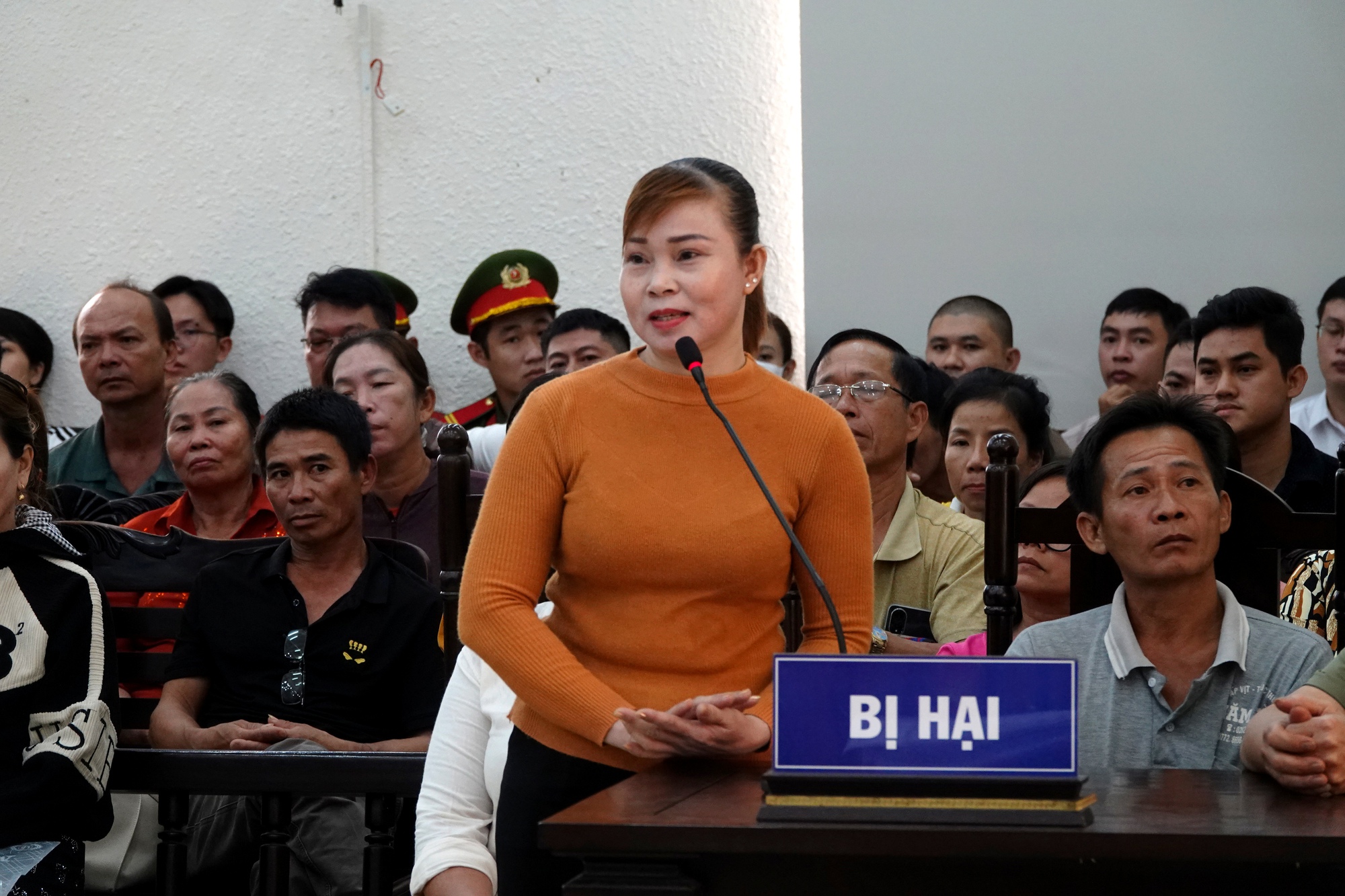 Nhiều người nhà bị hại đã xin giảm án cho bị cáo Lê Anh Xuân (chủ quán karaoke An Phú)